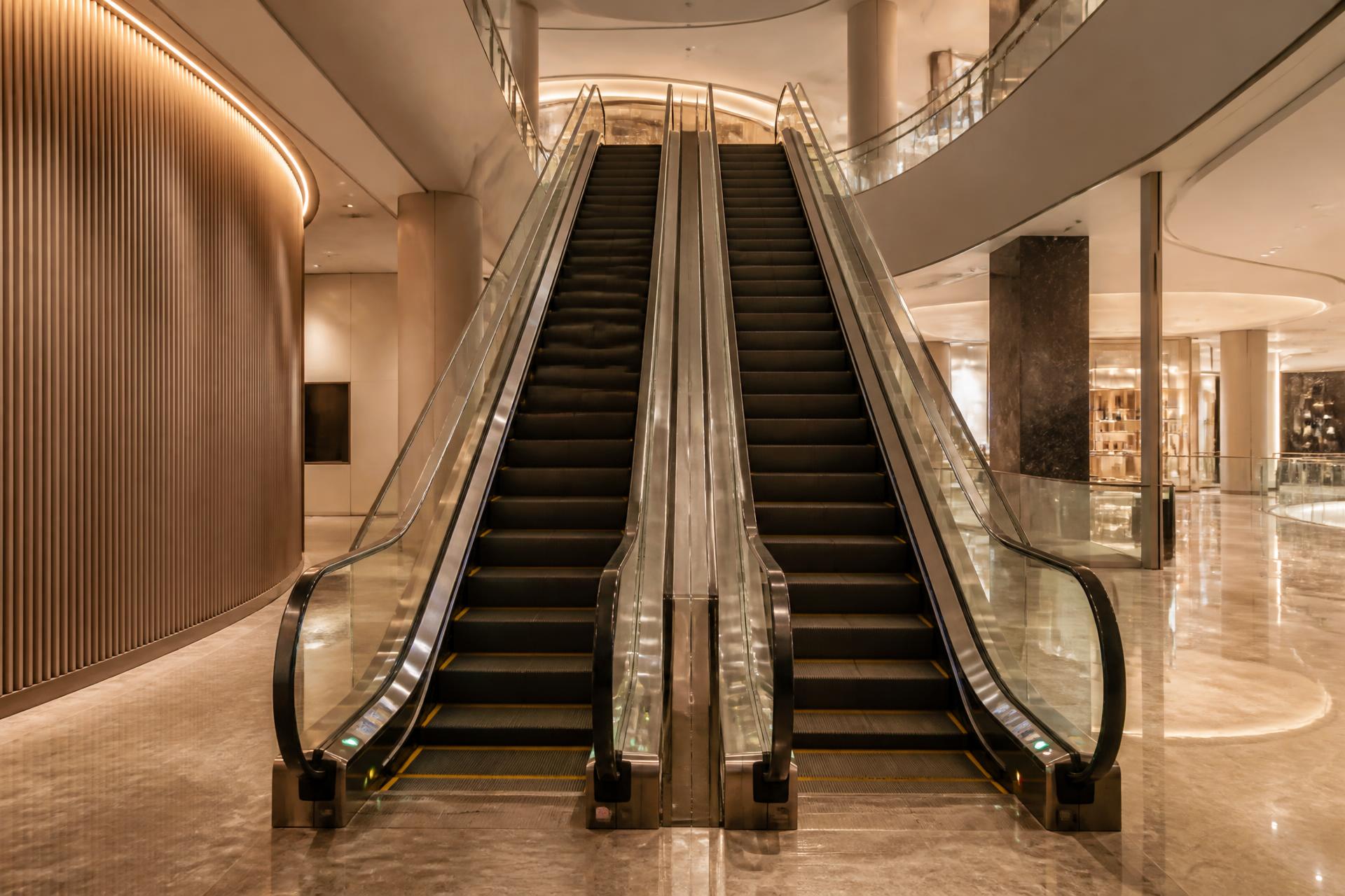 Escada rolante em shopping sofisticado